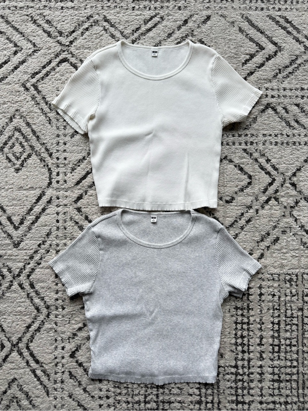 Uniqlo Short Sleeve Ribbed Crop Tops - White & Light Gray